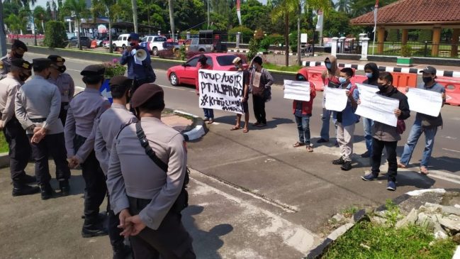 Masa Aksi Relli Ngabuburit di DPUPR Desak PT Alfindo PF Makmur untuk Tutup Sementara