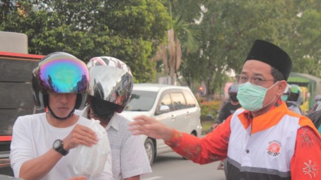 Berkah Ramadhan, DPW PKS Kalbar Bagi Takjil Gratis