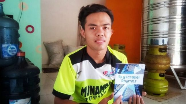 Hobi Menulis, Guru Madrasah Ini Terbitkan Karya Puisi