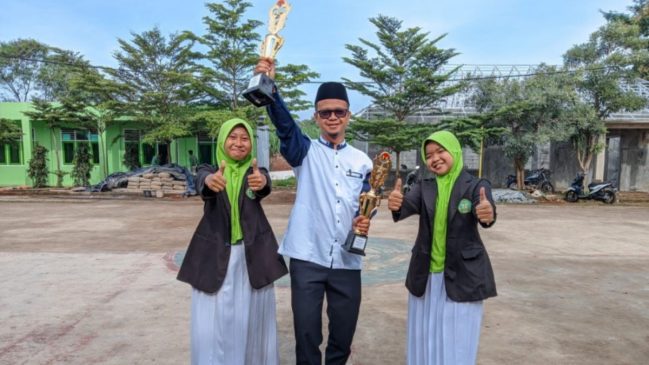 Unggulkan Bahasa, SMPIT Al Marwat Banyak Menangi Lomba