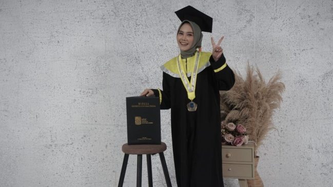 Jadi Lulusan Terbaik UCIC Cirebon, Vira: Do’a Orang Tua dan Kerja Keras