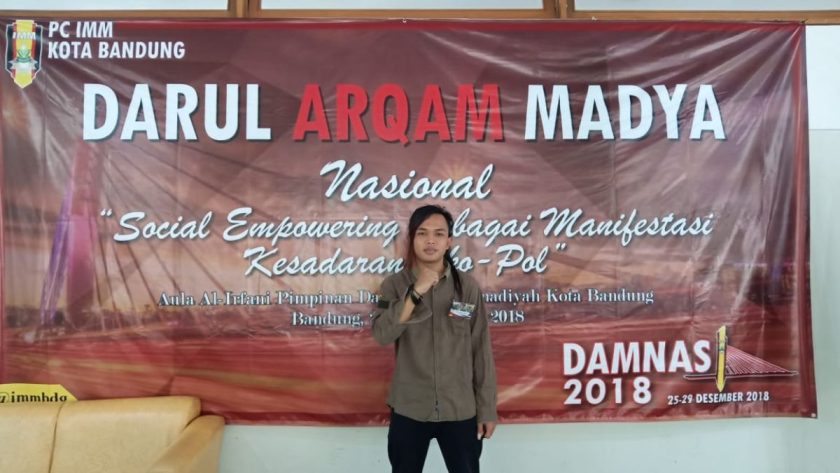 menggugat kampus