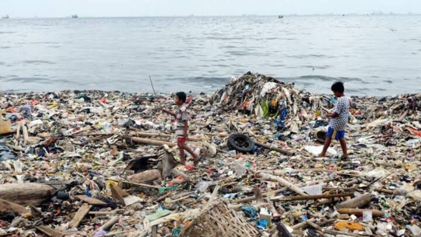 sampah pantai teluk