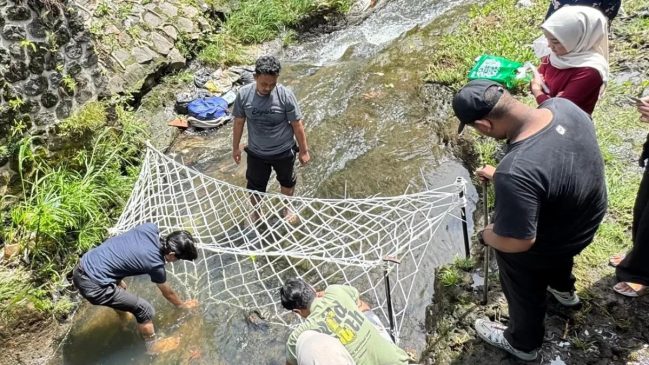Atasi Sampah Sungai, Mahasiswa UMM Gandeng Trash Hero Ciptakan Jaring Sampah
