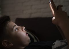 Kecanduan Media Sosial dan Pola Tidur, Scroll Sampe Begadang